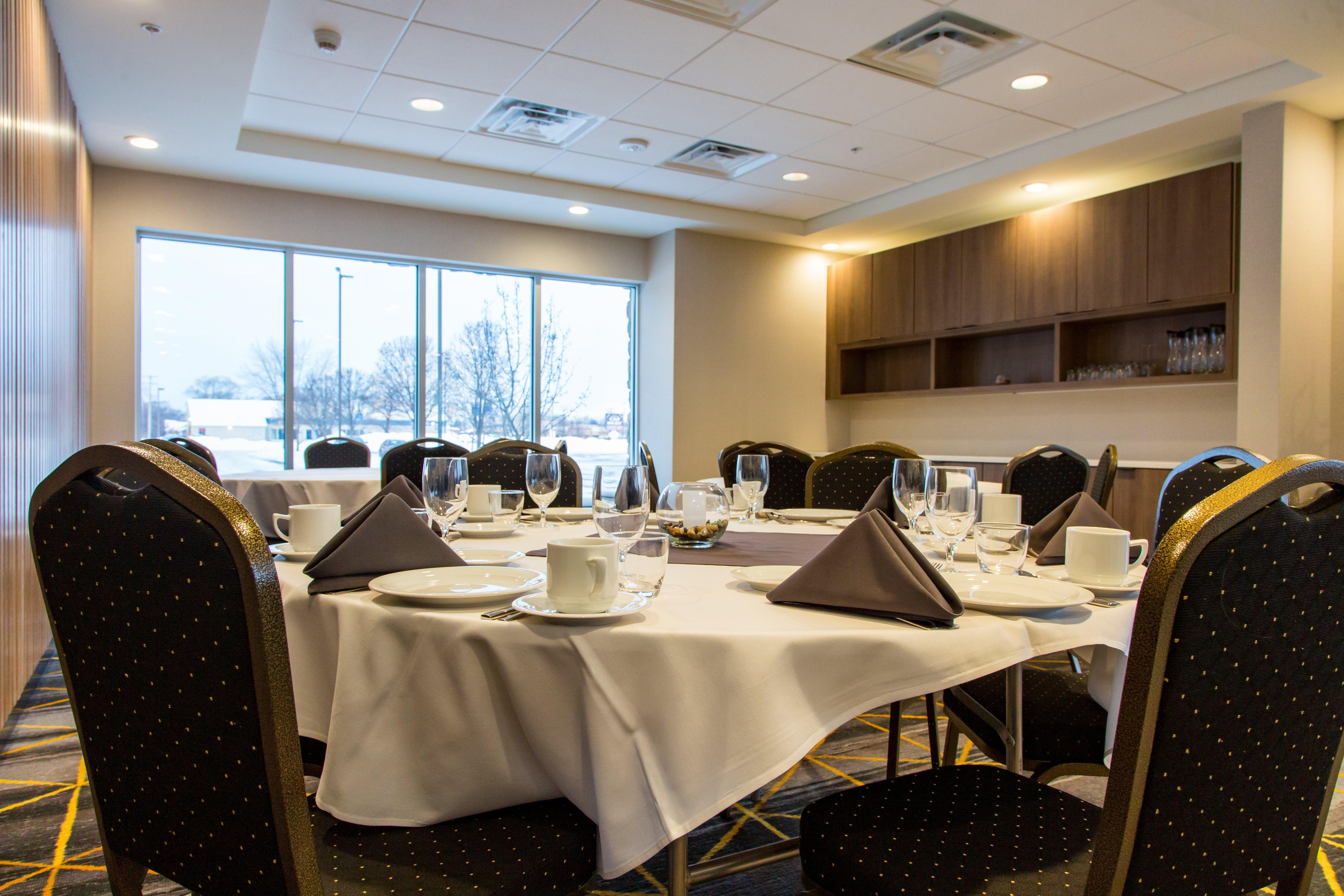 Holiday Inn Hotel & Suites - Mount Pleasant By Ihg Exterior photo